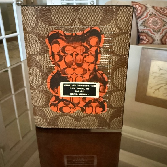 🌼NWOT Coach Vandal Gummy Bear Print Passport holder🌼🌼 - Picture 7 of 7
